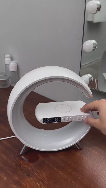 Lámpara Inteligente 6 en 1 con Altavoz Bluetooth, Cargador Inalámbrico y Luz RGB Control App